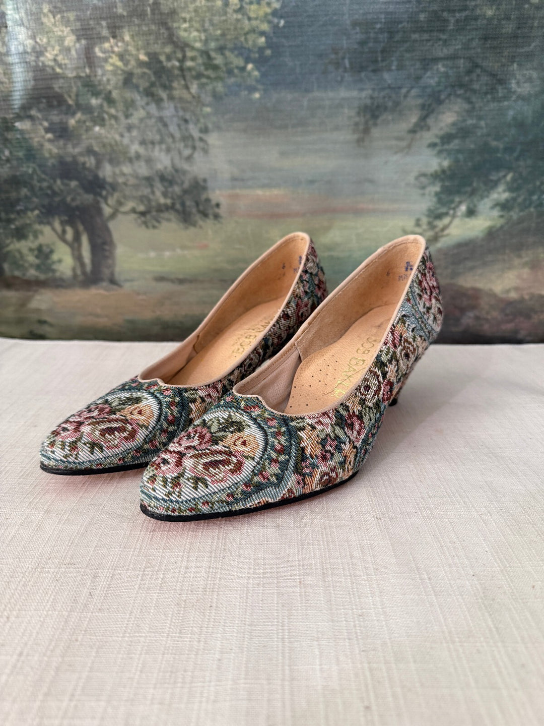 Women's floral tapestry kitten heel pumps