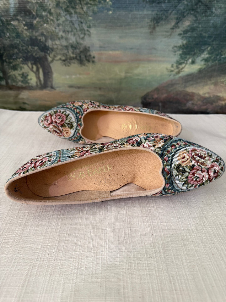Women's floral tapestry kitten heel pumps