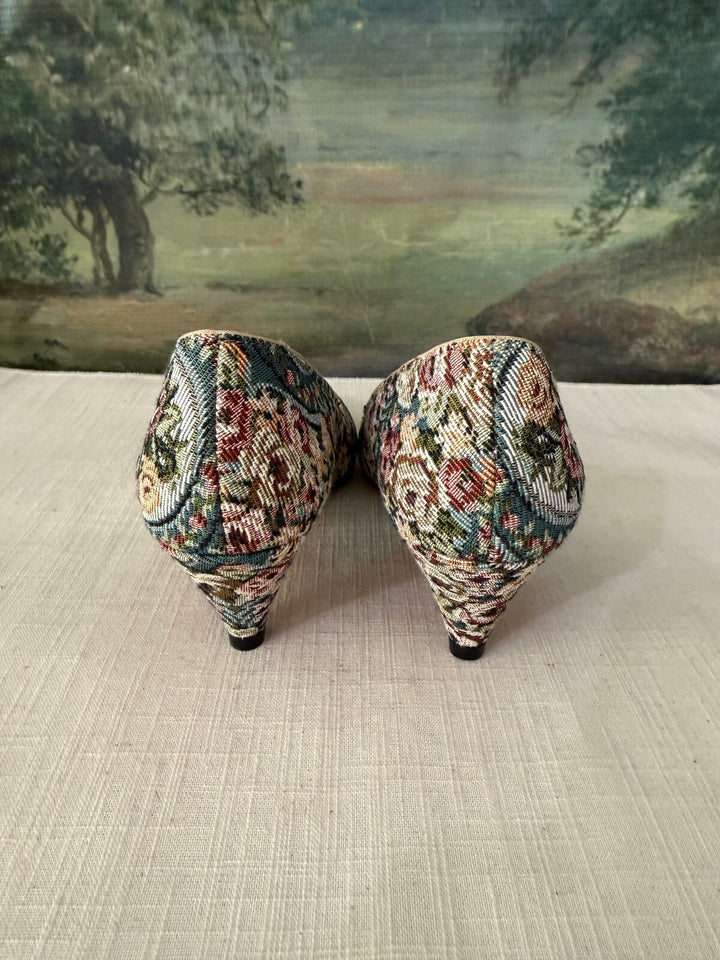 Women's floral tapestry kitten heel pumps